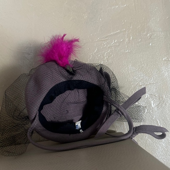 WONDROUS 1940s\' TAUPE FELT TILT HAT + MULTICOLORED STUDS, FEATHER & VEIL main image 5
